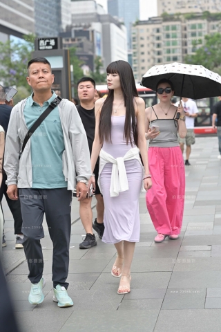 街拍苗条又高挑的小姐姐