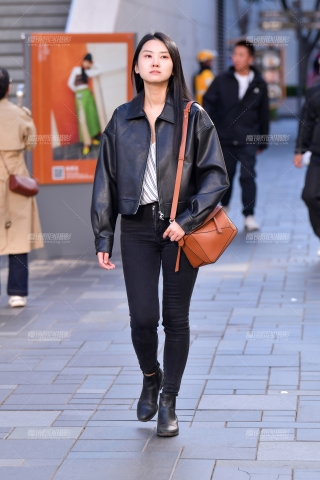 ★亭亭玉立黑牛仔裤美女