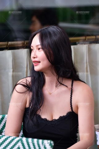 ★吊带黑裙美女