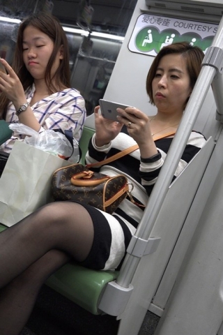 4k视频，美女的黑丝袜破了谁能给新买一双（视频版）