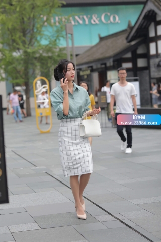 街拍格子裙肉丝高跟美女
