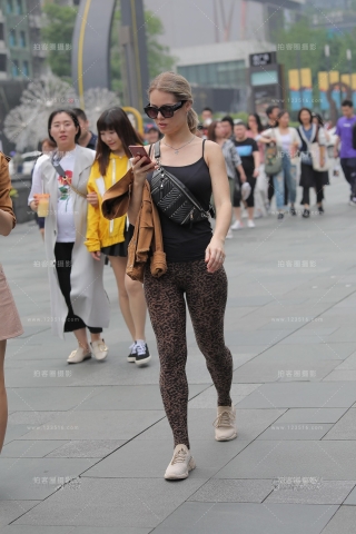 开朗的翘臀小姐姐