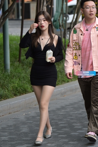 是裙子太短了？