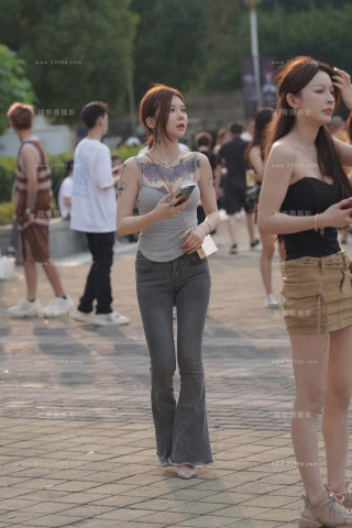 查看完整内容：灰色牛仔裤纹身美女 - 共19张图片