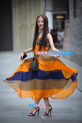 长裙美女 诠释青春甜美的风采