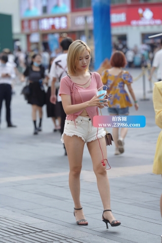 街拍漂亮的热牛美女