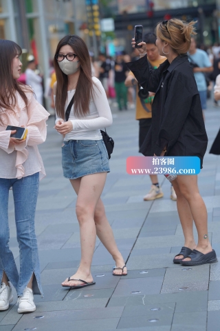 偶遇穿人字拖的热裤女生