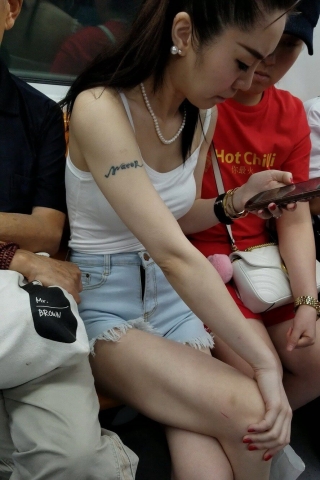 4K - 地铁上看手机的骨感女孩 [776 MB/MP4]（视频版）