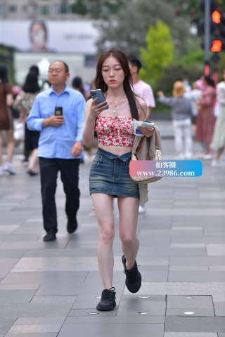 街拍牛仔短裙美女，这背影就很迷人~