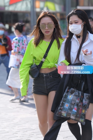 街拍热牛长腿小姐姐