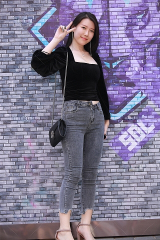 清秀牛仔裤美女