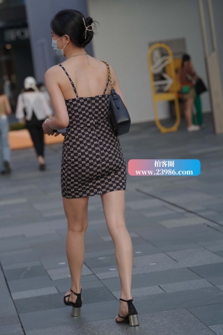 街拍吊带裙美眉跟闺蜜