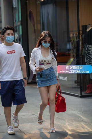 牛仔裙小姐姐有气质