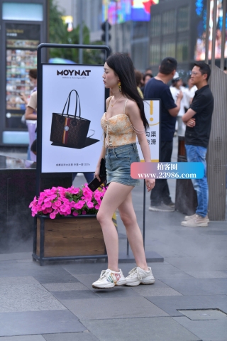 匆匆而过的短裙MM