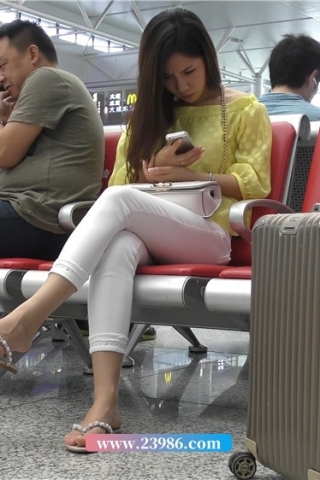 查看完整内容：4K - 穿人字拖的紧身白裤黄衣女子 [604 MB/MP4]（视频版） - 共7张图片