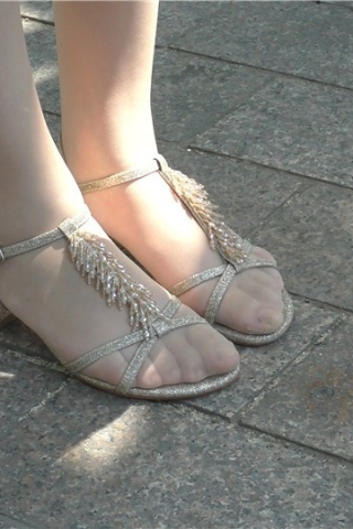 查看完整内容：难得一遇的肉丝凉鞋街拍美足【2025年5月已补档】 - 共7张图片