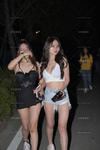 火辣身材热裤美眉