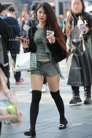 灰色热裤美女