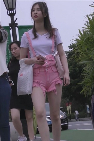 查看完整内容：街拍超级粉嫩热裤小清新颜值小姐姐 [859 MB]（视频版） - 共10张图片