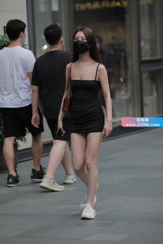 街拍包臀短裙妹子