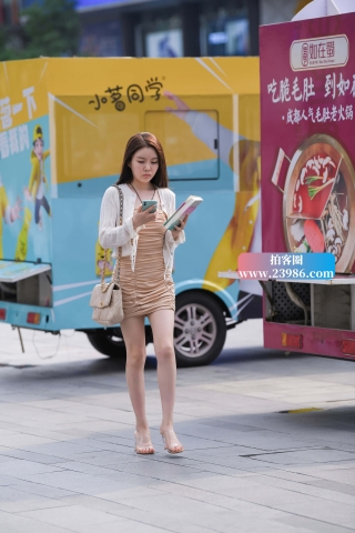 米色包臀裙美眉