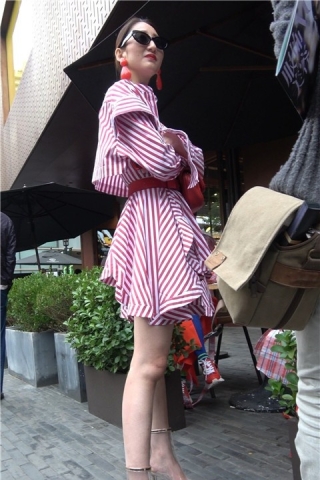 4K - 街拍性感条纹裙高跟鞋美女姐姐 [1.05 GB/MP4]（视频版）