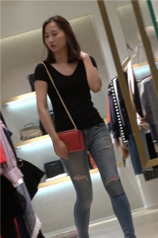 4K 黑T恤极品美腿街拍紧身蓝色牛仔裤美女 [1.15 GB]（视频版）
