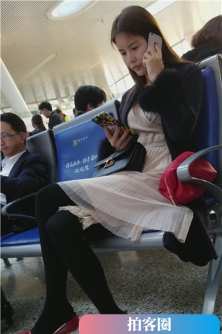 查看完整内容：候车室遇见黑丝长腿高跟鞋美眉，很文静甜美的类型（视频版） - 共8张图片