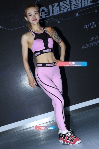 玩运动球的火辣美女