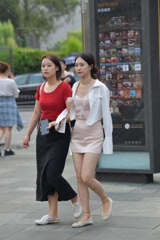 查看完整内容：街拍淡粉色裙、平底鞋小姐姐 - 共19张图片