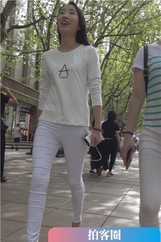 查看完整内容：4k-街拍跟闺蜜逛街的紧身白裤高跟美腿清秀美女 [2.16 GB]（视频版） - 共8张图片