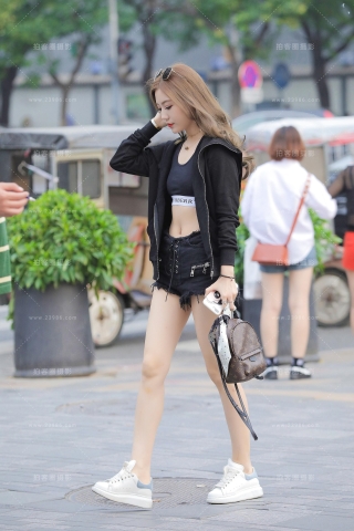 露肚脐的热裤小姐姐