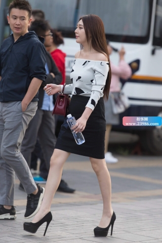 查看完整内容：街拍漂亮的高跟御姐 - 共17张图片