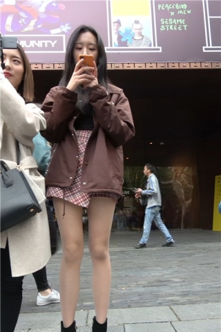 性感的丝袜美腿街拍美女 [1.32 GB/MP4]（视频版）
