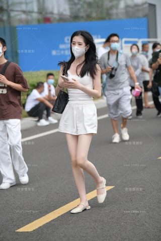 白皙小清新妹子