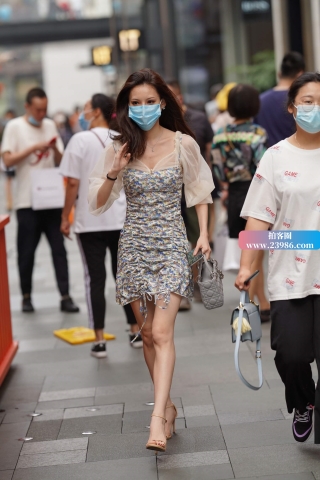 街拍碎花裙凉高跟美女