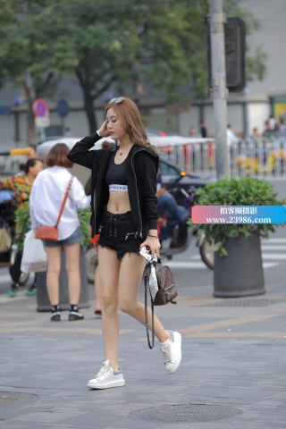 街拍小蛮腰热牛气质小姐姐