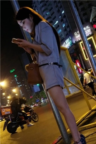 4k超清，夜晚路边等待心上人的美腿颜值美女（视频版）