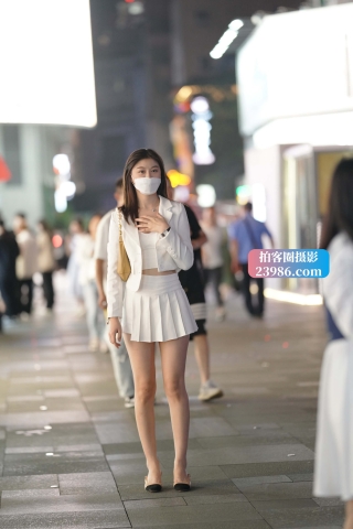 夜拍搭讪百褶短裙小姐姐