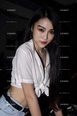 一双白衣牛仔热裤