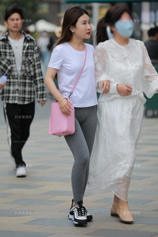 【玻璃街拍】灰色健身裤小姐姐