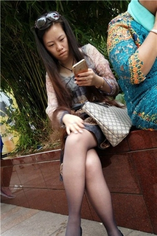 4k超清，街拍*美腿丝足性感少妇，手机玩得真入迷（视频版）