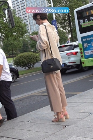 短发小姐姐不但人长得清秀，一双粉嫩玉足更是令人垂涎（视频版）