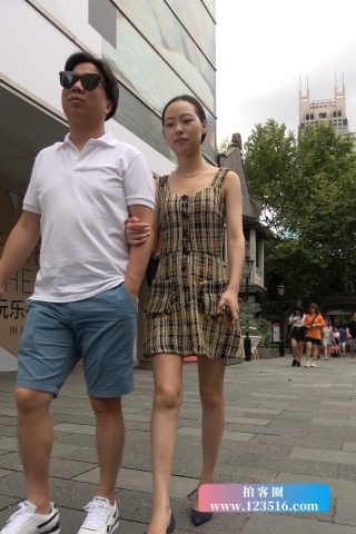 4K - 街拍黑色尖嘴高跟美女 [1.84 GB/MP4]（视频版）