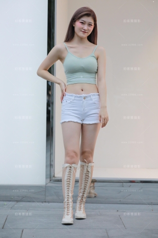 【玻璃街拍】白色热裤小妹