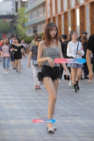 【视觉冲击赛贴】吊带小背心，热裤大长腿女友