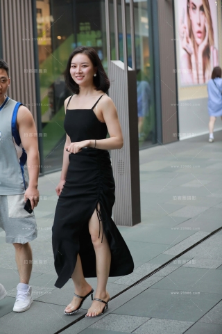 吊带黑色长裙美女