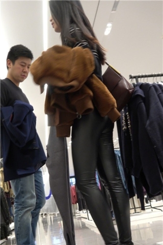 4k-紧身皮裤苗条身材街拍美女逛服装店第二集 [2.19 GB]（视频版）