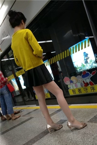 黄衣服，短裙，街拍丝袜高跟苗条美女（视频版）