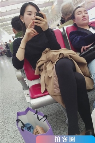 查看完整内容：4k-候车室拍摄丝袜打底裤清新女神姐姐（视频版） - 共6张图片